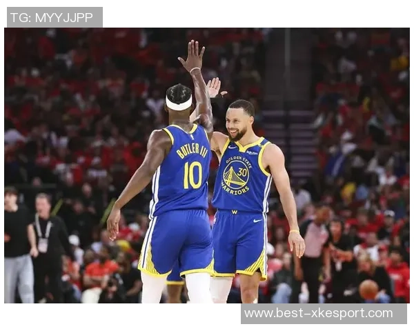 勇士库里复出迎战雷霆球队攻防兼备争夺胜利